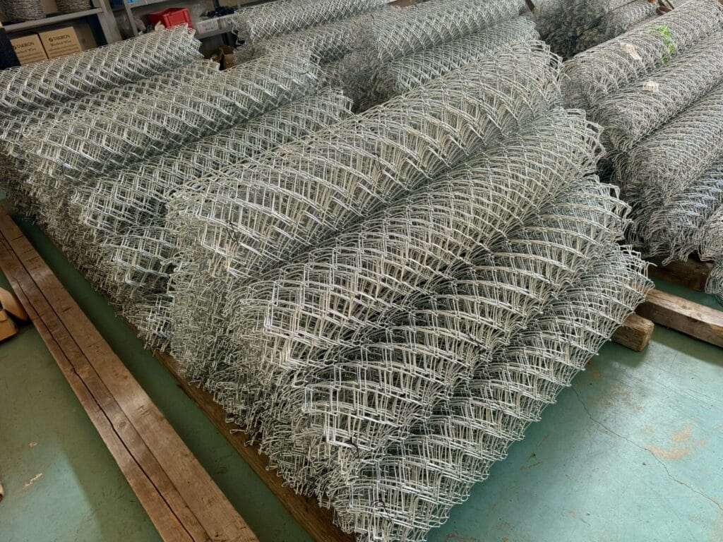 メッキの金網が積みあがっている